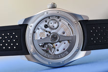 Load image into Gallery viewer, H.Moser & Cie. PIONEER CENTRE SECONDS SWISS MAD RED