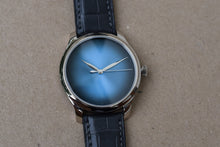 Load image into Gallery viewer, H.Moser & Cie. ENDEAVOUR CENTRE SECONDS Funky Blue Dial 100 Piece